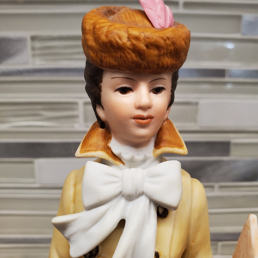 1981 & 1984 Avon Porcelain Women Figurines Avon - Picture 12 of 14